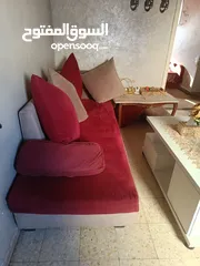  3 طقم كنب 8 مقاعد بحاله جيده مع البرادي مع طاوله لون ابيض وطاوله رخام بالإضافة إلى ديكور شاشه