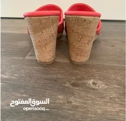  4 روكي هيلز ماركة CALVIN KLEIN صناعة كمبوديا وارد اميركا نمرة 38،5 لون PEACH