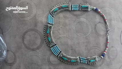  7 عقود ( طوق ) شغل يدوي من الحجار الفيروز و المرجان و البيس