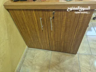  2 مكتب مدير وادراج و خزانه كبيرة وخزانه صغيرة  للبيع خشب متين