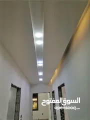  28 شقه فخمه طابق ارضي205م مدخل خاص وكراج وساحه للبيع على شارع البترا شرق اربد مول قراند