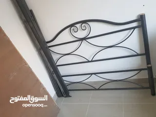  1 سرير كبير مقاس 140 × 200 مع مرتبة طبية مقاس 120 × 200