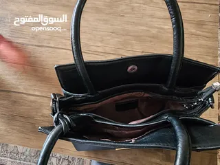  4 شنطة يد نسائية نوع برادا مستعملة بحالة جيدة لون اسود