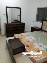  1 غرفة نوم تفصيل خشب ثقيل بحالة الجديد للبيع بدون الفرشة