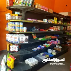  1 رفوف محل بحالة ممتازة وثلاجة مشروبات 3 ابواب وبعض مستلزمات اخرى