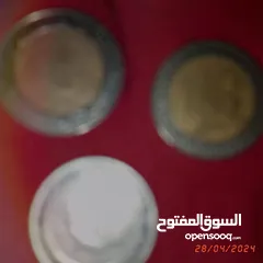  3 عملات نقدية قديمة تونسية وغير تونسية وساعة جيب ألمانية و مغارف سبولة مطبوعئن ومفتاح قديم