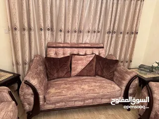  2 غرفة ضيوف مميزة مع طاولة سفرة