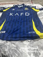  1 قميص نادي النصر السعودي القميص اصلي 100٪من اديداس وليس عليه شئ طباعة استعماله تحت المتوسط لاكنه جديد