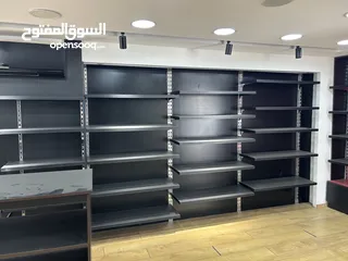  2 ديكور محل: رفوف ومكتب استقبال