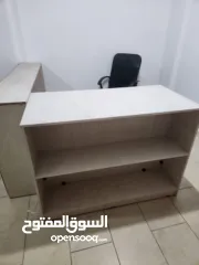  8 ديكور محمص شبه جديد مع رفوف وباترينه 2 متر وكراسي مكتب كلف تفصيل 15 الف شيكل البيع بسبب السفر بسعر ح