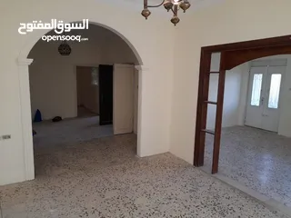  8 ارضي في شارع الاقصى مع حديقة للبيع