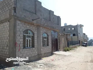  1 بيت جديد معمده في السجل جوار عبدربه منصور الستين ثلاث لبن ونصف حر دور وبدروم .