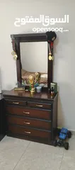  1 غرفة نوم لاتيه تخت مفرد و نصف مع خزانه و ملحقات الغرفه بالكامل