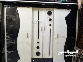  1 غرفة نوم فخمة جددداً لون ابيض واسود سرير تشريحه ودولاب