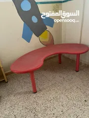  2 اثاث  مدرسة ورضة.  مكاتب  مستعملة بحاله الجيد جدا المفرق