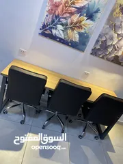  25 اثاث مكتبي كراسي شبك/ مدير جلد /طاولات اجتماعات / مكاتب فردية شبه جديد لمركز دراسي لم يعمل