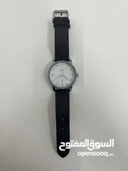  2 ساعة ماركة New Fande أنيقة، لون سيلفر مع أبيض وحزام أسود، جديدة وبحالة ممتازة ضد الماء وبها ضمان سنة