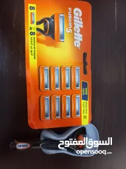  1 ماكينه شفرات جيليت جديدة مع 8 شفرات اصليه 8 دنانير