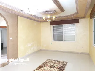  3 فيلا لم تسكن تشطيب فخم واجهة 35 متر حجر عالشارع في منطقة الجريبا - ياجوز