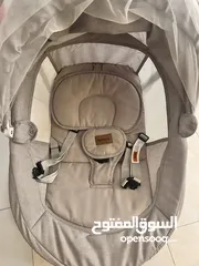  1 كرسي هزاز كهربا للبيبي من عمر يوم لعمر 9 اشهر مع كراجة للأطفال مستعمل بحالة الجديد.