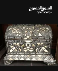  1 صندوق  مغربي حجم كبير من الفضه وقطع من عظم  الجمل تحفه فنيه قديم جدا