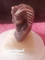  1 مجسم نحاس احمر وقاعده حجر