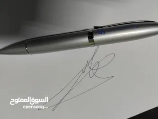  2 قلم مع وصلة USB فلاشة من نوع CONCIERGE علما أن مساحة الفلاشة 2 غيغا