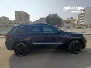  22 Jeep Grand Cherokee 2011 Model