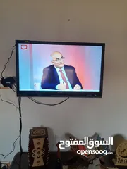  3 شاشه استعمال خفيف 32  انش شارب استعمال بسيط بحال الجديد معه ريموت وقاعده بدون الرسيفر الرسيفر فقط