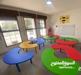  1 طاولة اطفال شكل هلالي بلاستيك مقوى ارجل حديد   . متوفر خدمة التوصيل