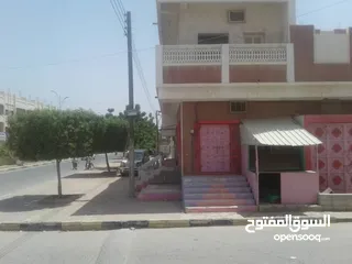  4 للبيع منزل موقعه تجاري سكني بغيل باوزير على الشارع الرئيسي