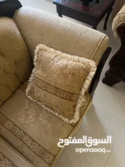  5 طقم كنب نظيف 9 اماكن مكون من ثلاثيه عدد1 وثنائية عدد 2 ومفرده عدد 2 للبيع المستعجل