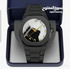  2 الساعة الترند الكاملة بالسواد – والبياض بارقام عربية أنيقة تضيف لمسة تراثية رقمية .