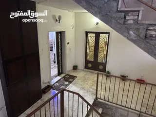  5 روف طبقتين بمساحة 180 متر مربع بموقع مميز  مع بئر مياه خاص بالروف واشتراك مياه وكهرباء بمدينة الخليل