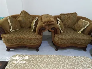  4 طقم كنب مستعمل بحالة الجديد خليجي مع طقم طاولات وسط
