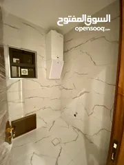  13 شقة طابق ثالث مع روف دوبلكس 245 م و تراس 90 م في طريق المطار خلف جامعة البتراء إطلالات جميلة مميزة