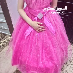  10 بدله بناتي لون احمر بحال الجديد وفوشي  بتلبس عمر 9/10 سنين يوجد خدمة توصيل داخل عمان دينارين
