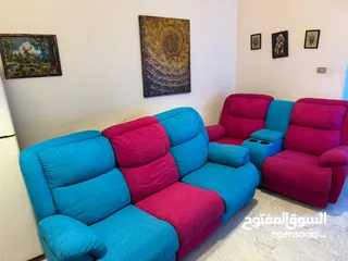  7 طقم ريكلاينر مودرن ثقيل بحاله جيده جدا شبه جديد غير مستخدم و يتم التحكم بجلسته