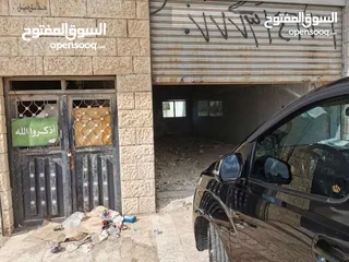  9 مخازن ومحلات مع ساحه للأيجار