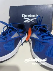  8 حذاء رياضي أزرق من Reebok، خفيف، بتهوية جيدة ونعل مريح بتقنية Memory Tech.