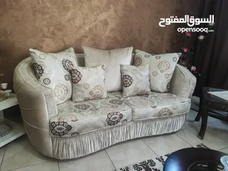 2 طقم كنب عدد 4 مع 5 طاولات خشب أنيق – بحالة ممتازة