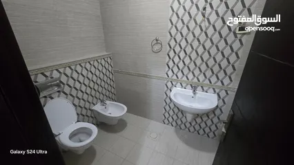  2 شقه فارغة للإيجار سوبر ديلوكس في ام السماق 150 متر