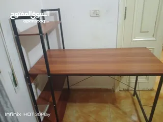  1 مكتب خشبي إلى الكمبيوتر