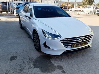  15 SONATA HYBRID 2020 ابيض لؤلؤي كوري  عداد 32 الف كيلو