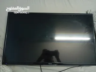  2 شاشه بصلاه عنبي فيها خشط خفييييف مش امبيت اصلا