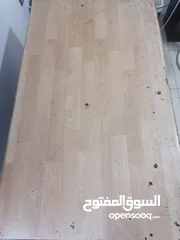  7 طاولة مكتب استعمال طالب جامعي نظيفة بدي حديد وسطح خشب ثقيل طول 66cm وعرض 121cm وارتفاع 110cm