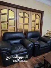  2 طقم كنابايات جلد اسود + طقم طاولات ( وحده كبيره و 3 صغار ) للبيع