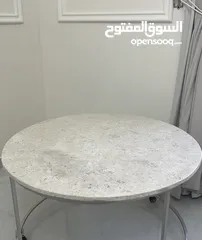  1 طاولة رخامية كبيرة مستعملة للتقديم