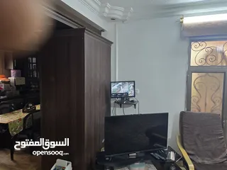  16 شقه مدخل مستقل مرتفعه 7 درجات عن الشارع مساحة الشقه 178 م2 عمر البناء 8 سنوات شماليه غربيه جنوبيه بس