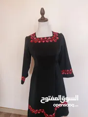  7 عدة فساتين جديدة و ماركات اسعارها من 10-12 دينار.
